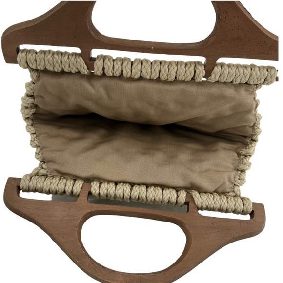 VINTAGE 70’s Macramé Boho Strawberry Handle Cream Woven Clutch Boho - Picture 7 of 8